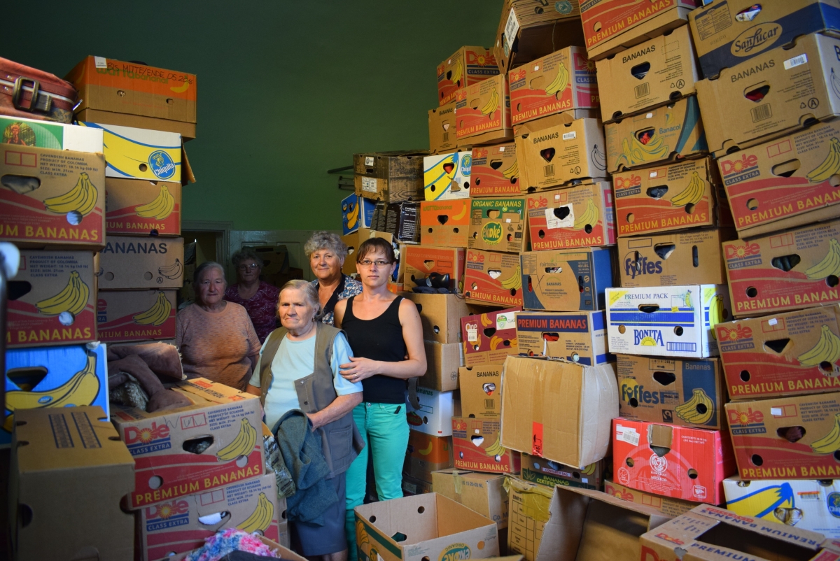 Voluntarii Caritas au sortat peste 1500 kg de haine pentru nevoiași